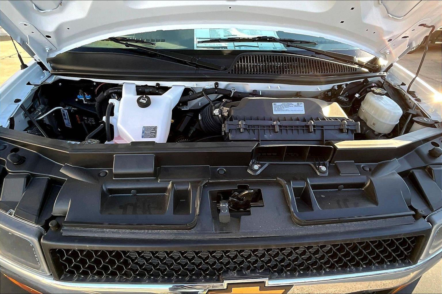 2025 Chevrolet Express Cutaway 3500 1WT