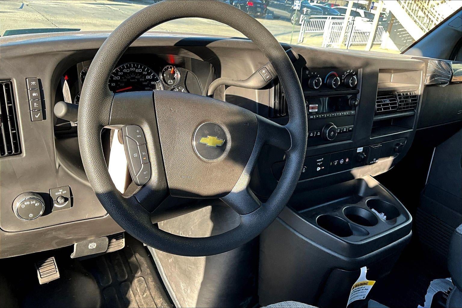 2025 Chevrolet Express Cutaway 3500 1WT