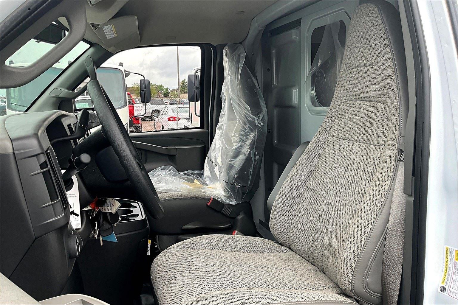 2025 Chevrolet Express Cutaway 3500 1WT