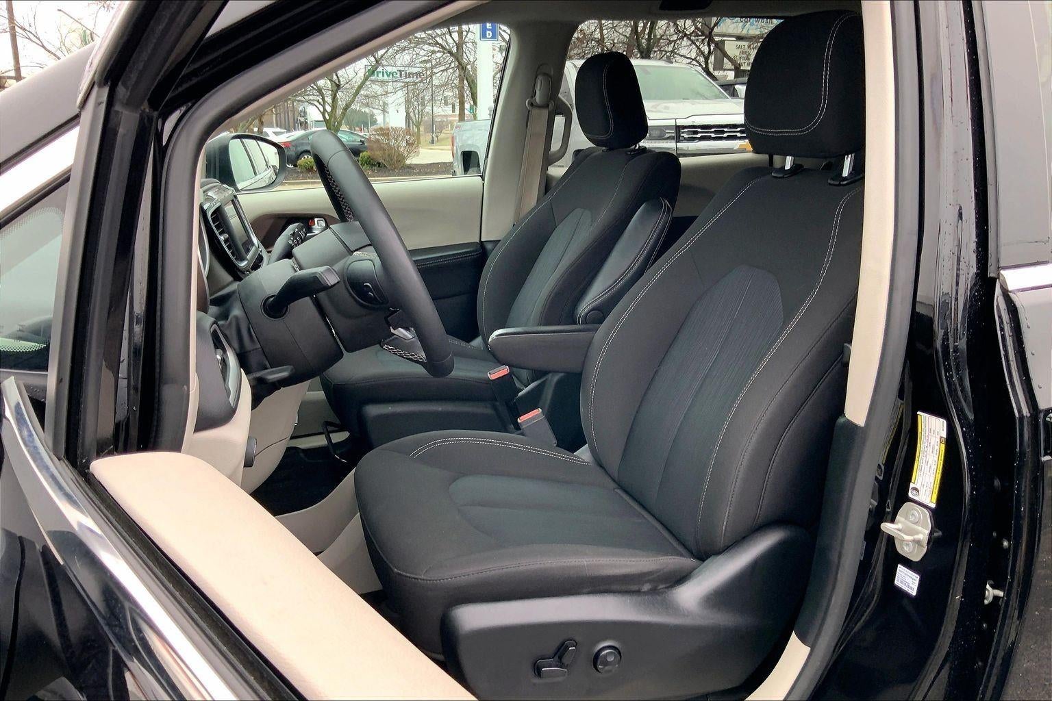 2024 Chrysler Voyager LX