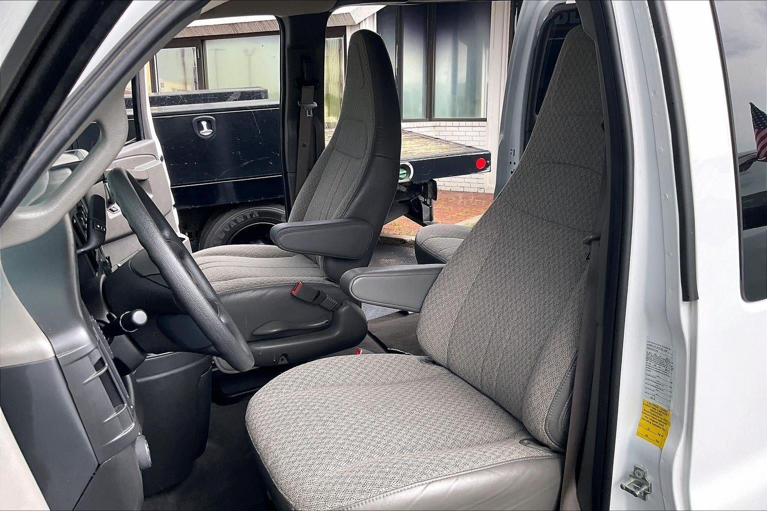 2025 Chevrolet Express Passenger 1LT