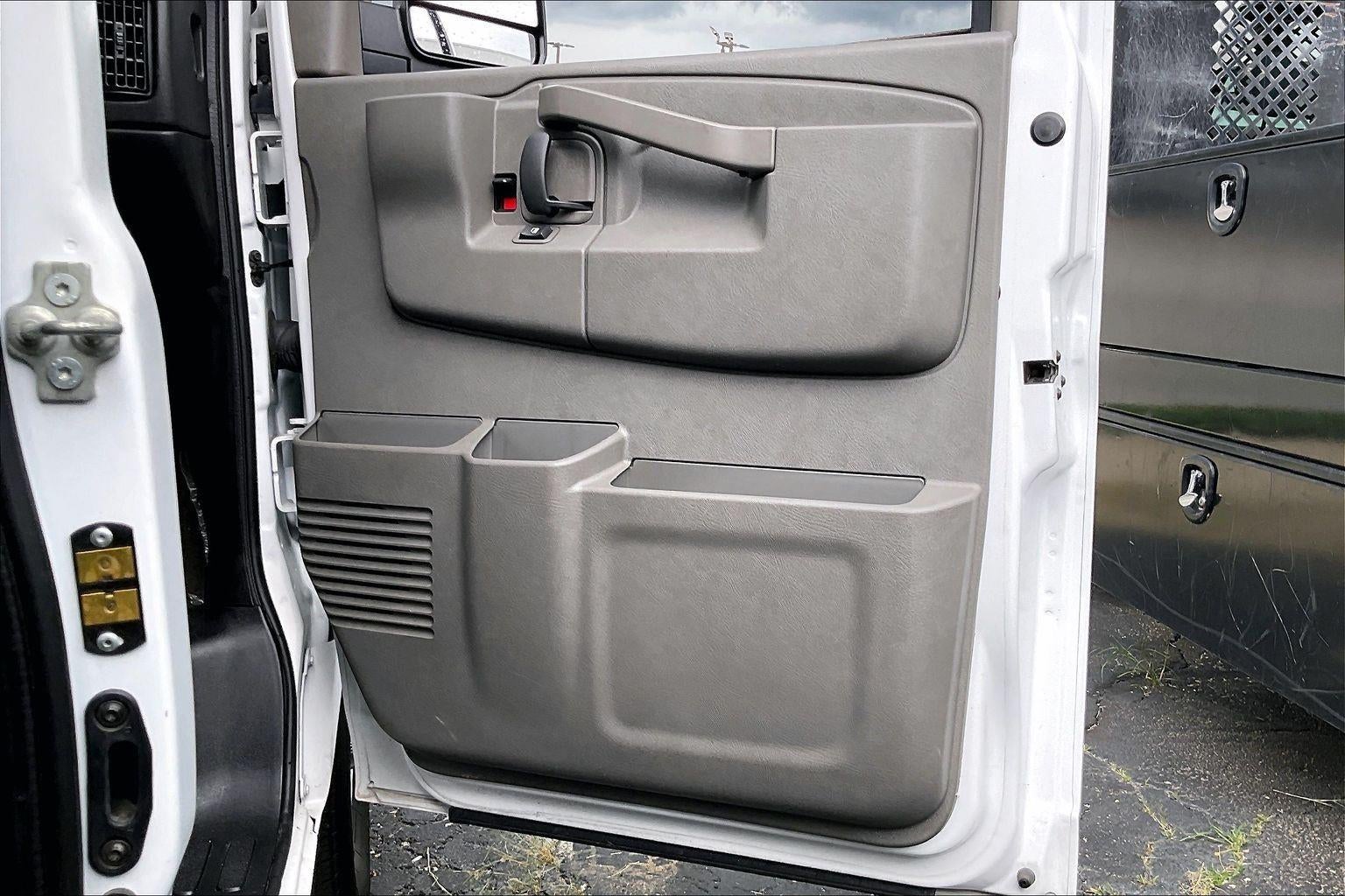 2025 Chevrolet Express Passenger 1LT