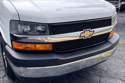 2025 Chevrolet Express Passenger 1LT