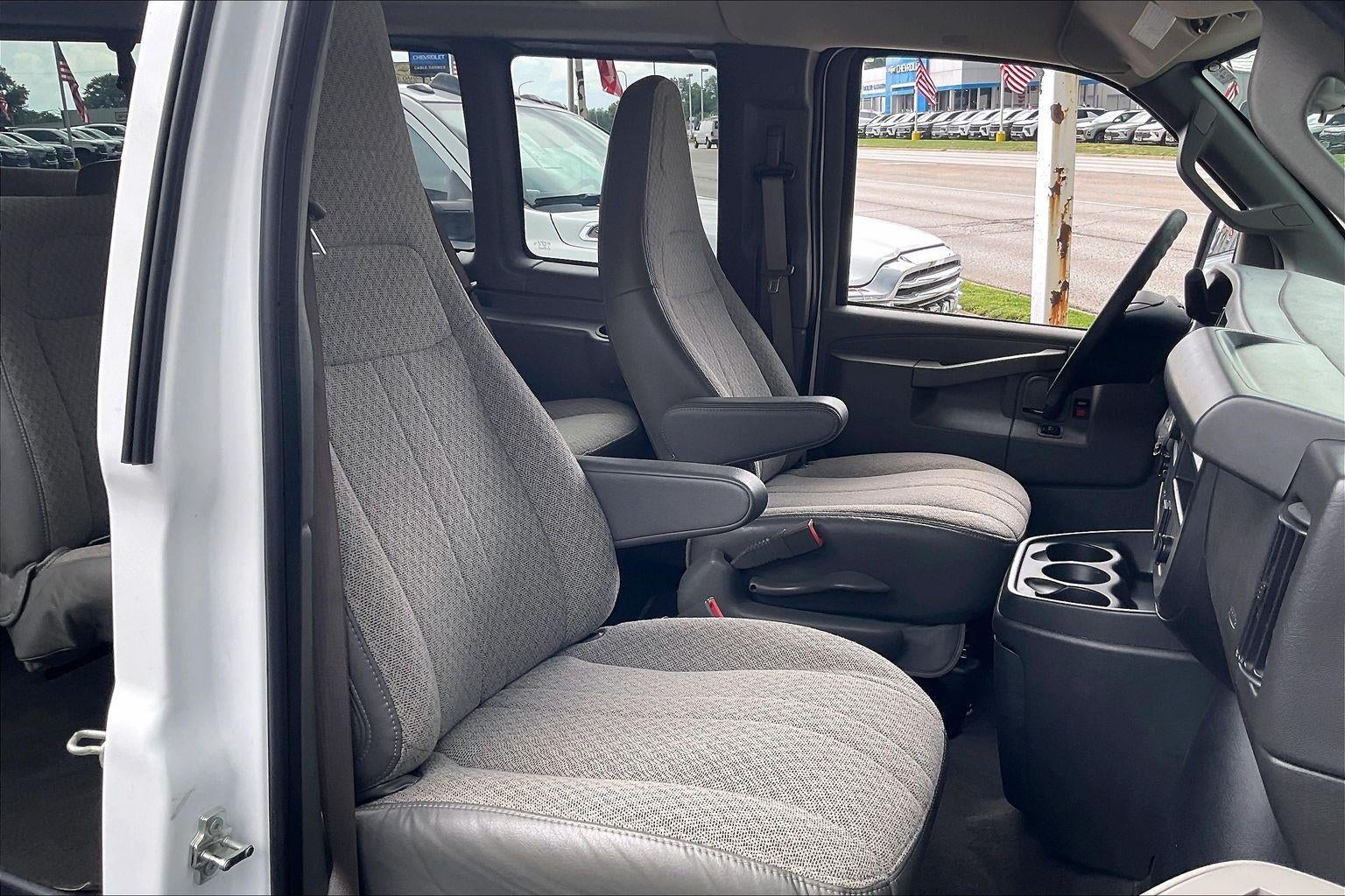 2025 Chevrolet Express Passenger 1LT