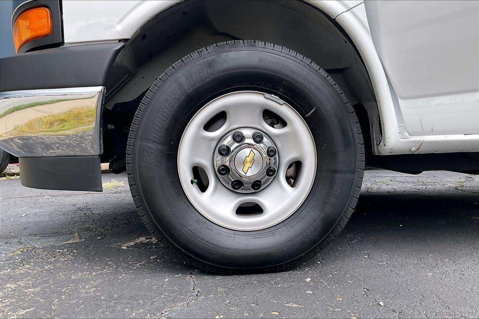 2025 Chevrolet Express Passenger 1LT