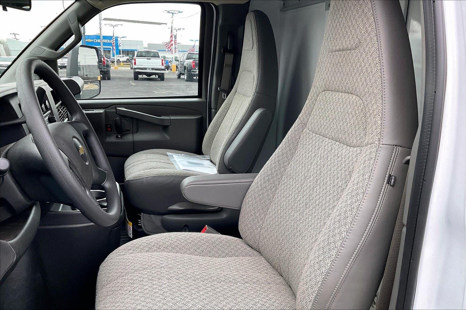 2025 Chevrolet Express Cutaway 3500 1WT