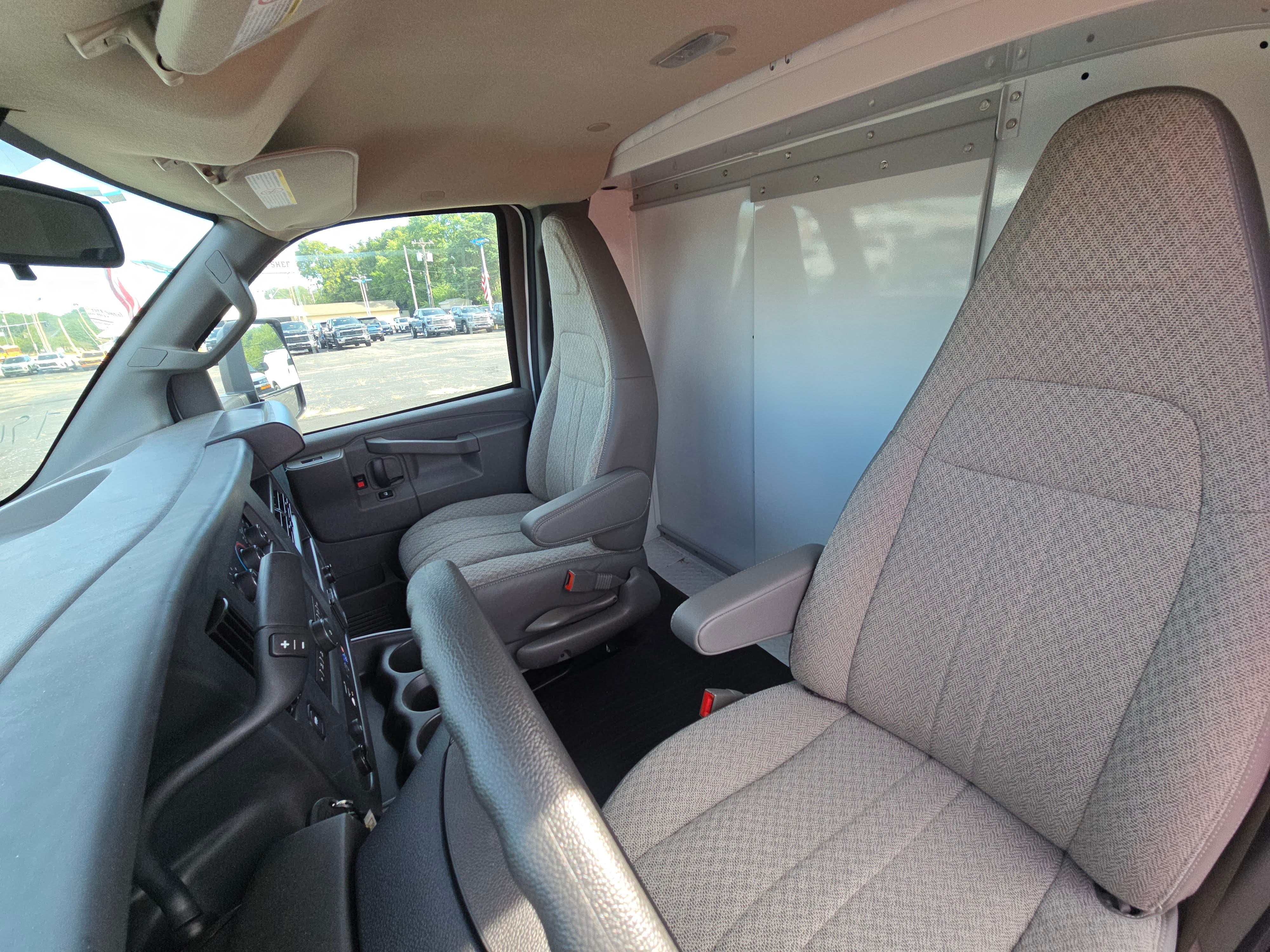 2025 Chevrolet Express Cutaway 3500 1WT