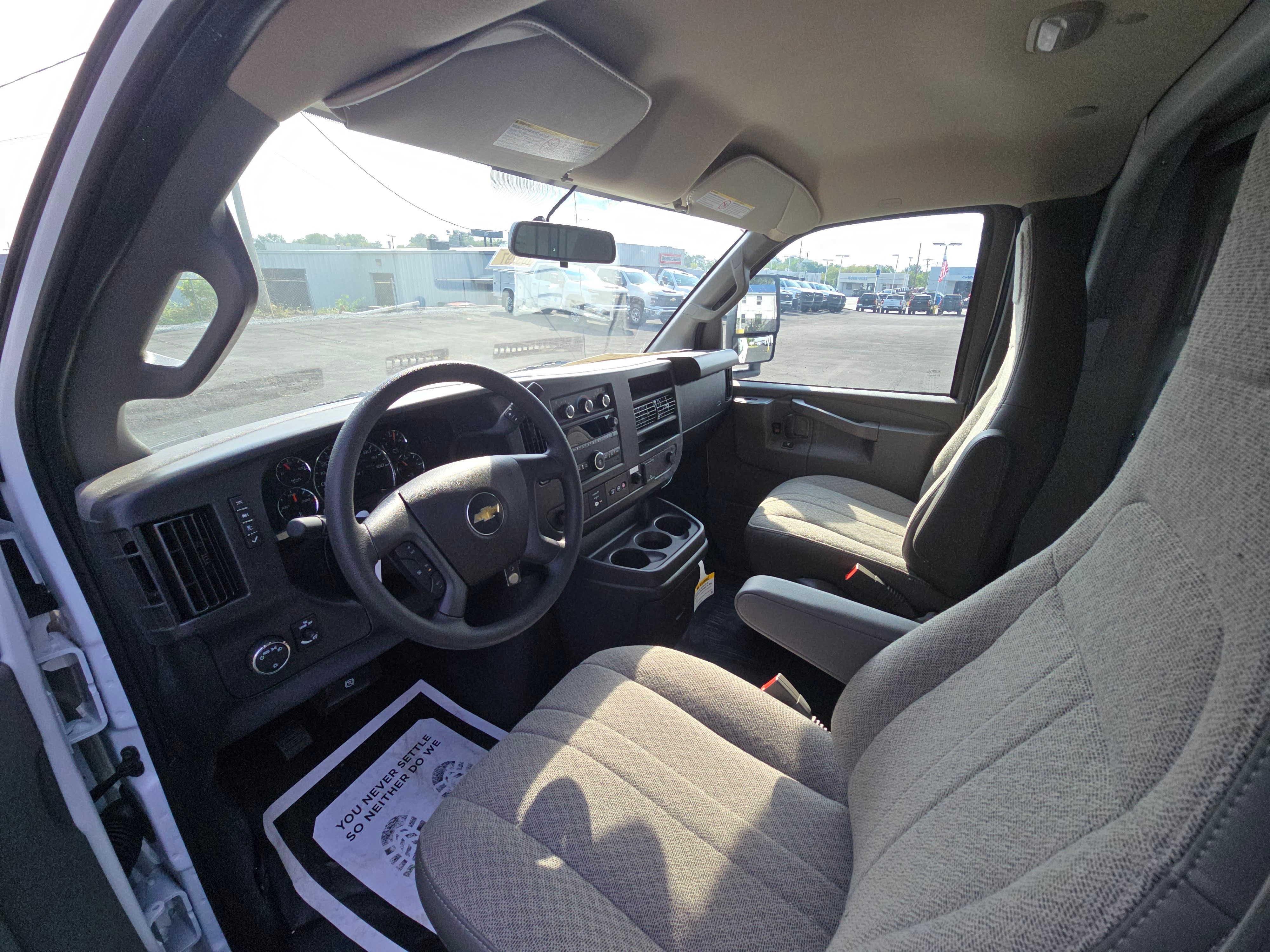 2025 Chevrolet Express Cutaway 3500 1WT