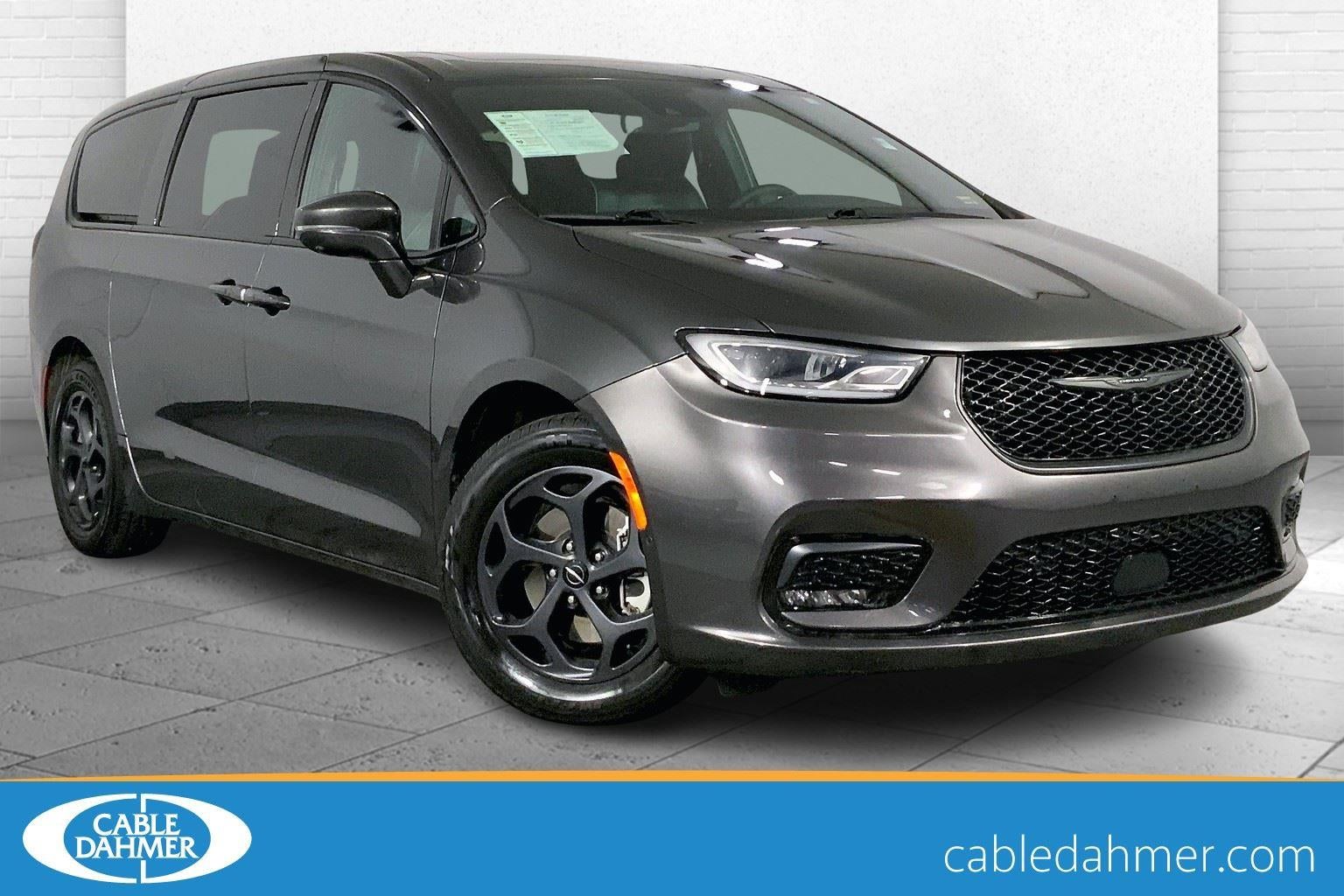2022 Chrysler Pacifica Hybrid Limited Hybrid's photo