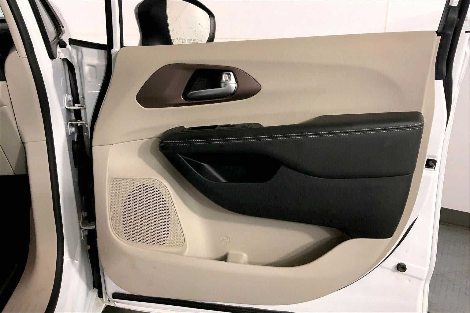 2024 Chrysler Voyager LX