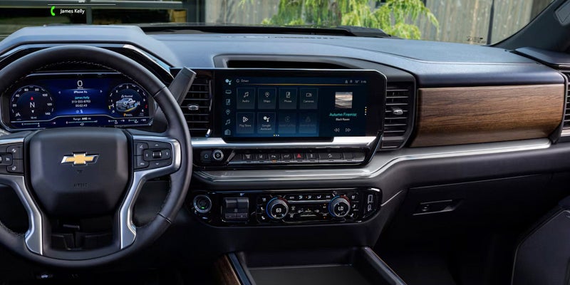 13.4-inch touchscreen display and digital driver information center inside the Silverado 3500 HD